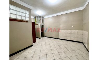Local Al Lado Del Hospital Almanzor
