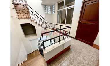 Local Al Lado Del Hospital Almanzor