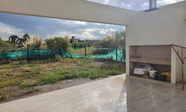 Santa Elena - muy linda casa a estrenar con fondo libre