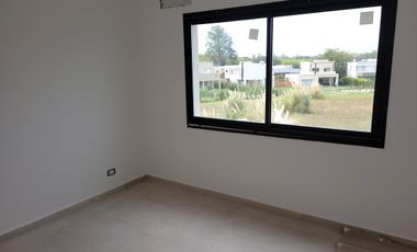 Santa Elena - muy linda casa a estrenar con fondo libre