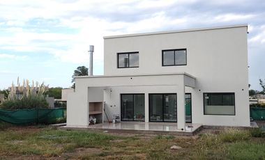 Santa Elena - muy linda casa a estrenar con fondo libre