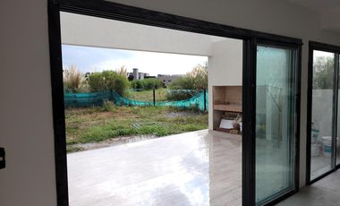 Santa Elena - muy linda casa a estrenar con fondo libre
