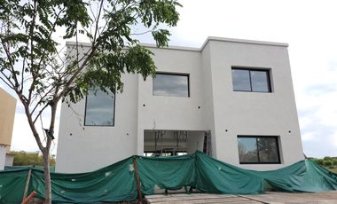 Santa Elena - muy linda casa a estrenar con fondo libre