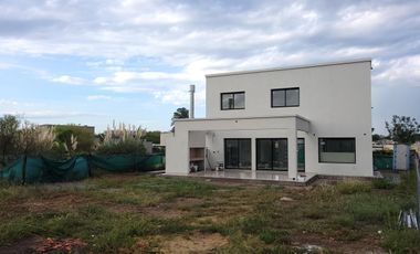 Santa Elena - muy linda casa a estrenar con fondo libre