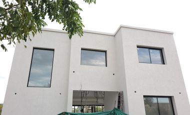 Santa Elena - muy linda casa a estrenar con fondo libre