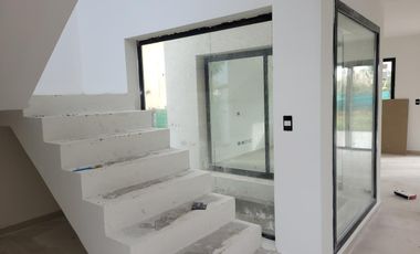 Santa Elena - muy linda casa a estrenar con fondo libre