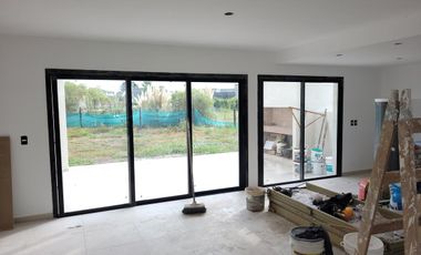 Santa Elena - muy linda casa a estrenar con fondo libre