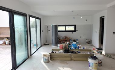 Santa Elena - muy linda casa a estrenar con fondo libre