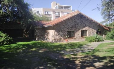 Se vende casa en importante terreno ubicada en barrio Villa Belgrano