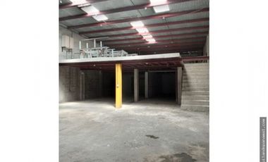 SE VENDE GALERA CON LOCALES COMERCIALES  PARQUE LEFEVRE!!!!!