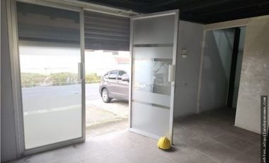 SE VENDE GALERA CON LOCALES COMERCIALES  PARQUE LEFEVRE!!!!!