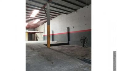 SE VENDE GALERA CON LOCALES COMERCIALES  PARQUE LEFEVRE!!!!!