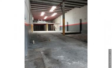 SE VENDE GALERA CON LOCALES COMERCIALES  PARQUE LEFEVRE!!!!!