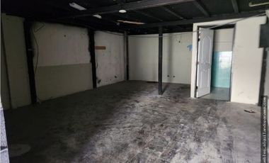 SE VENDE GALERA CON LOCALES COMERCIALES  PARQUE LEFEVRE!!!!!