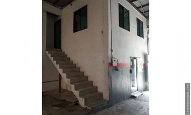 SE VENDE GALERA CON LOCALES COMERCIALES  PARQUE LEFEVRE!!!!!