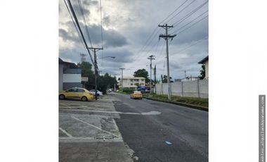 SE VENDE GALERA CON LOCALES COMERCIALES  PARQUE LEFEVRE!!!!!