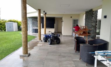 HERMOSA CASA DE 5 AMBIENTES EN COUNTRY HARAS SANTA MARÍA