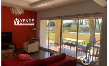 HERMOSA QUINTA CON AMPLIO TERRENO