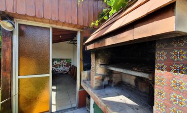 Casa 4 Ambientes, Quincho, Parrilla, Fondo Parquizado