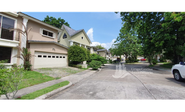 VENDO O ALQUILO CASA 400MTS2 EN CLAYTON, EMBASSY GARDEN
