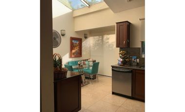 VENDO O ALQUILO CASA 400MTS2 EN CLAYTON, EMBASSY GARDEN