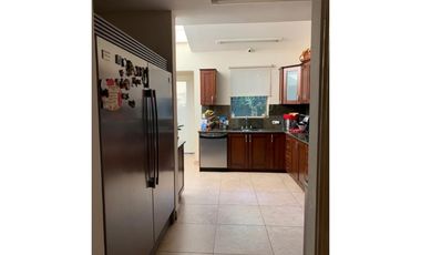 VENDO O ALQUILO CASA 400MTS2 EN CLAYTON, EMBASSY GARDEN