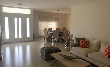 VENDO O ALQUILO CASA 400MTS2 EN CLAYTON, EMBASSY GARDEN