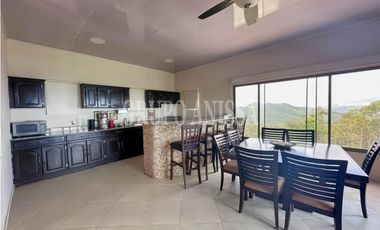 Oportunidad! Se Vende Casa con Hermosas Vistas en Altos del Maria