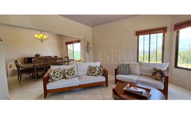 Oportunidad! Se Vende Casa con Hermosas Vistas en Altos del Maria