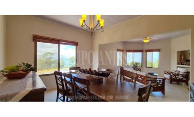 Oportunidad! Se Vende Casa con Hermosas Vistas en Altos del Maria