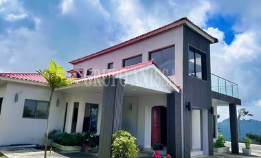 Oportunidad! Se Vende Casa con Hermosas Vistas en Altos del Maria