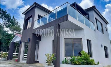 Oportunidad! Se Vende Casa con Hermosas Vistas en Altos del Maria