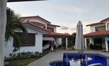 VENDO TERRENO CON DOS CASAS EN PUNTA BARCO VIEJO