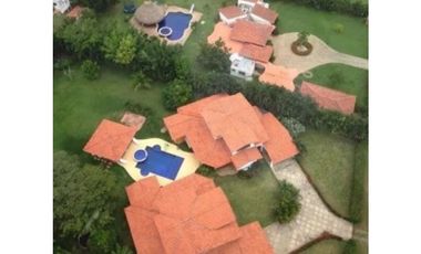 VENDO TERRENO CON DOS CASAS EN PUNTA BARCO VIEJO