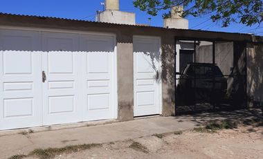 Se vende Casa con tres dormitorios y cochera en zona norte