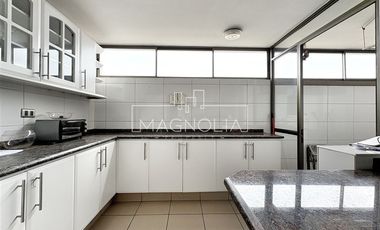 Amplio Departamento en venta de 5D/4B en Vitacura