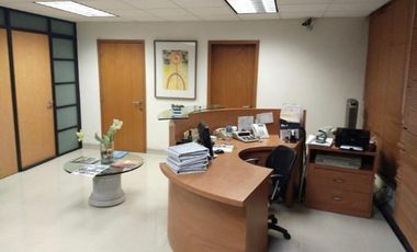 Oficinas en venta 939.67m en Jardines del Bosque, esquina Av. Arboledas