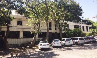 Oficinas en venta 939.67m en Jardines del Bosque, esquina Av. Arboledas