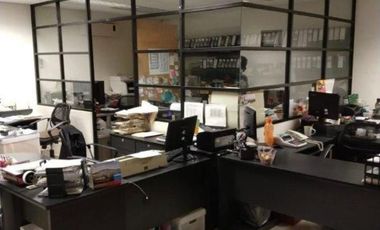 Oficinas en venta 939.67m en Jardines del Bosque, esquina Av. Arboledas