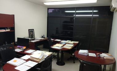 Oficinas en venta 939.67m en Jardines del Bosque, esquina Av. Arboledas