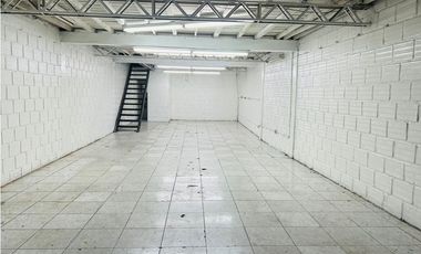 EN RENTA  LOCAL CON MEZZANINE A UNA CUADRA DE LA 30 DE AGOSTO CON 35