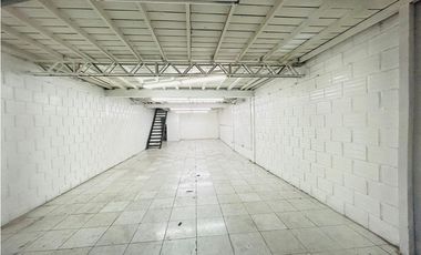 EN RENTA  LOCAL CON MEZZANINE A UNA CUADRA DE LA 30 DE AGOSTO CON 35