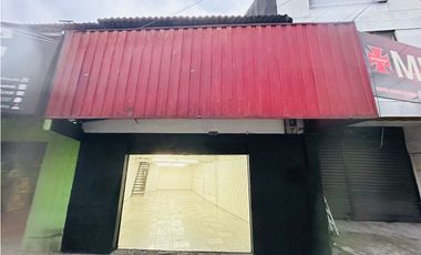 EN RENTA  LOCAL CON MEZZANINE A UNA CUADRA DE LA 30 DE AGOSTO CON 35