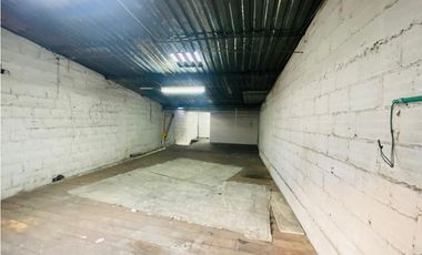 EN RENTA  LOCAL CON MEZZANINE A UNA CUADRA DE LA 30 DE AGOSTO CON 35