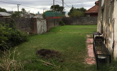 SE VENDE GRAN LOTE CON CASA  Y LOCAL A LA CALLE ZONA QUEQUEN