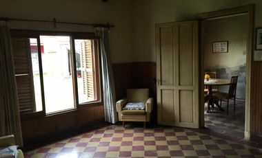 SE VENDE GRAN LOTE CON CASA  Y LOCAL A LA CALLE ZONA QUEQUEN