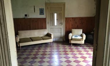 SE VENDE GRAN LOTE CON CASA  Y LOCAL A LA CALLE ZONA QUEQUEN