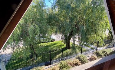Casa de 3 o 4 AMBIENTES ubicada a 600 metros de la Avenida Tomás Espora .