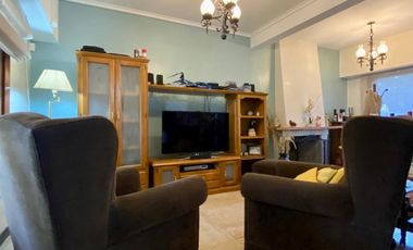 Casa de 3 o 4 AMBIENTES ubicada a 600 metros de la Avenida Tomás Espora .