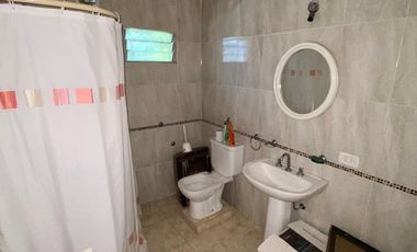 Casa de 3 o 4 AMBIENTES ubicada a 600 metros de la Avenida Tomás Espora .